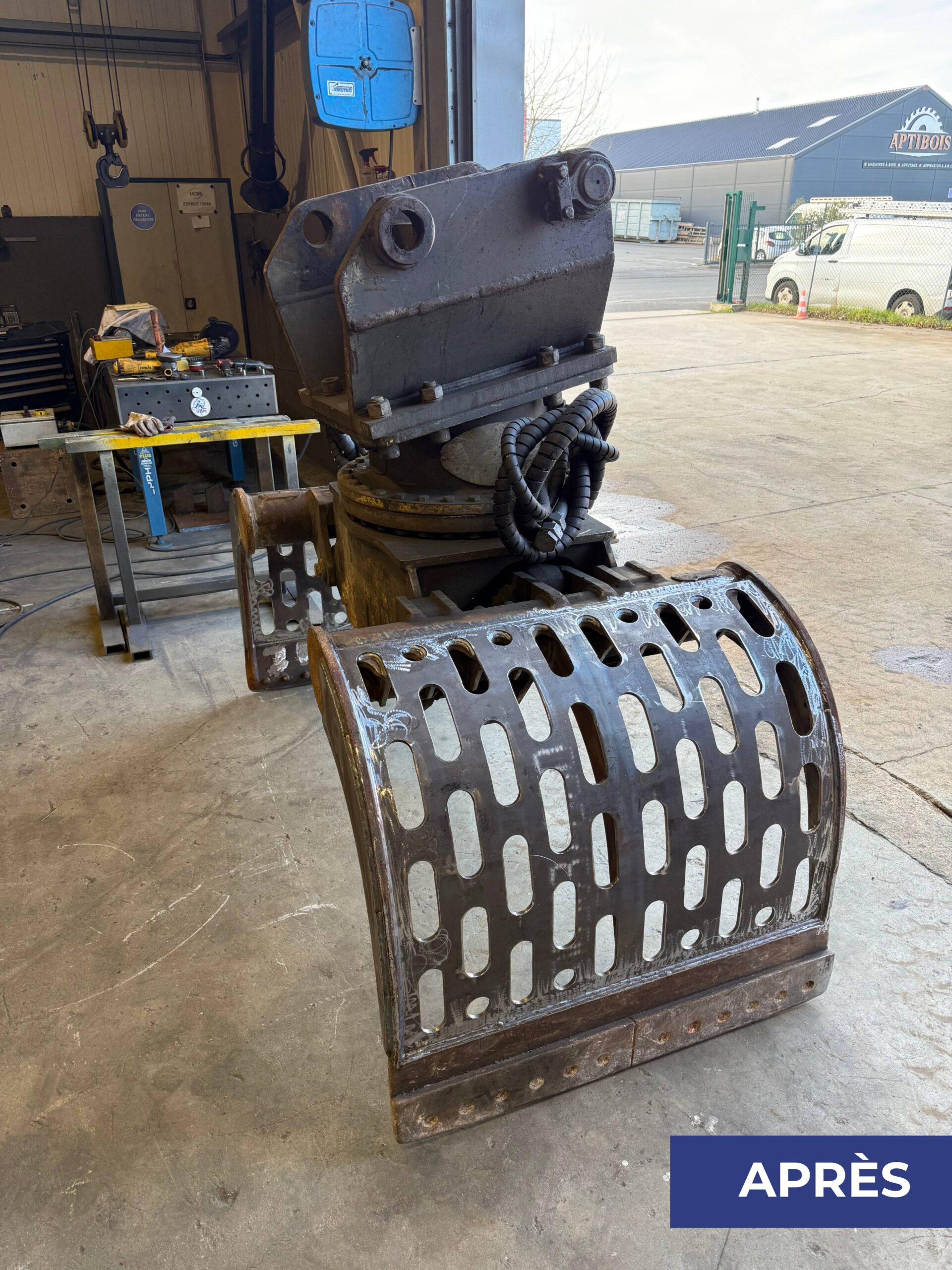 Pince de tri Liebherr après réparation avec nouvelle grille ajourée