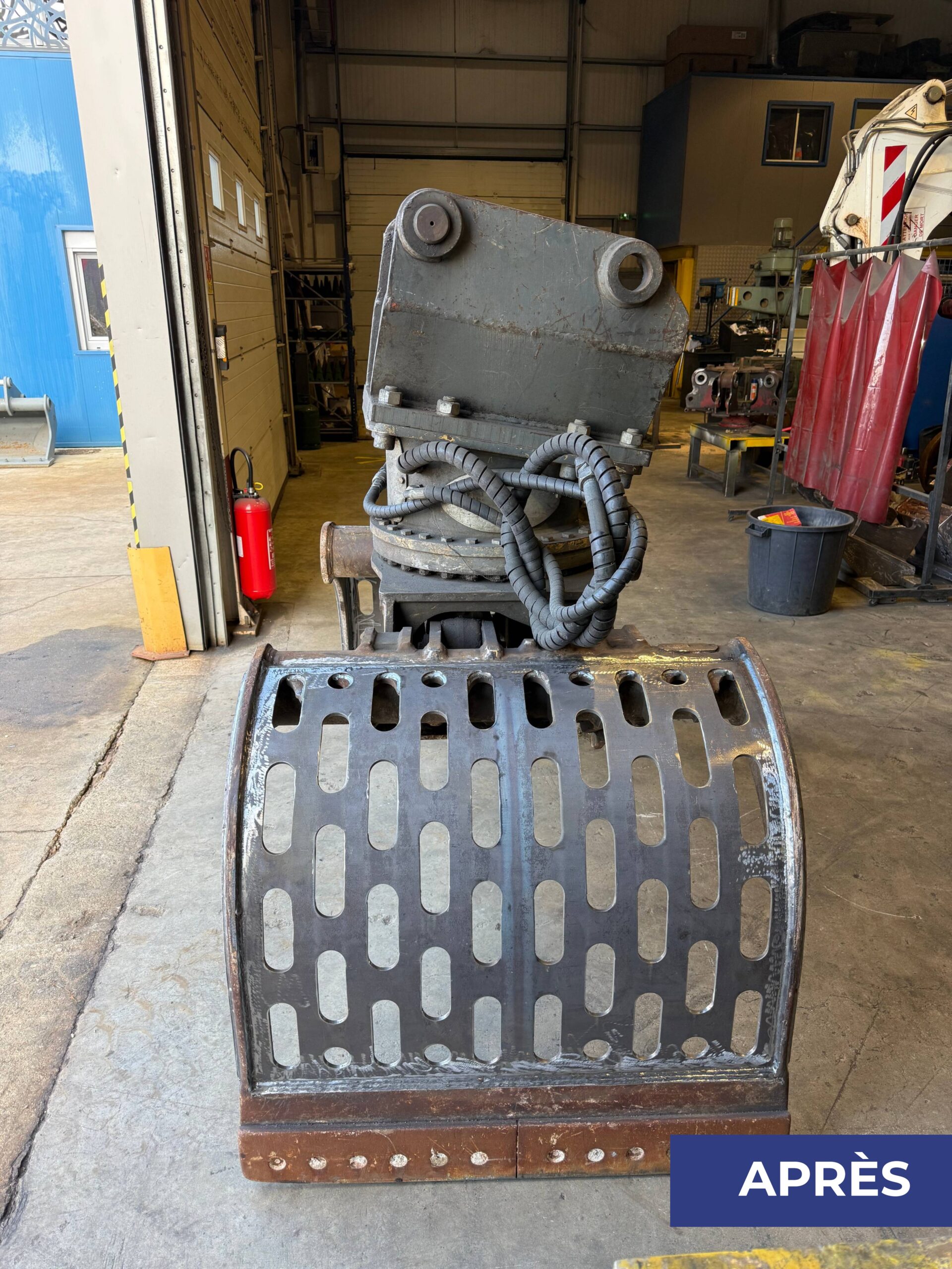 Pince de tri Liebherr après réparation avec nouvelle grille ajourée coté 2